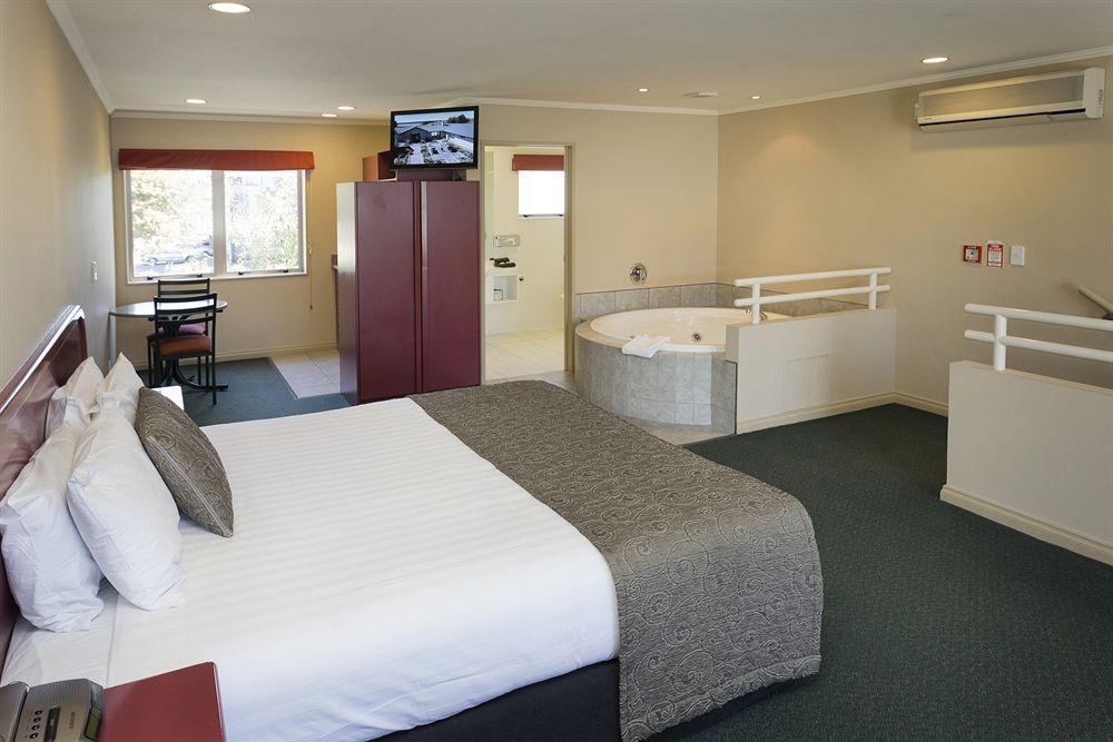 Cornwall Motor Lodge Palmerston North Bagian luar foto