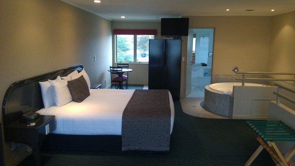 Cornwall Motor Lodge Palmerston North Bagian luar foto