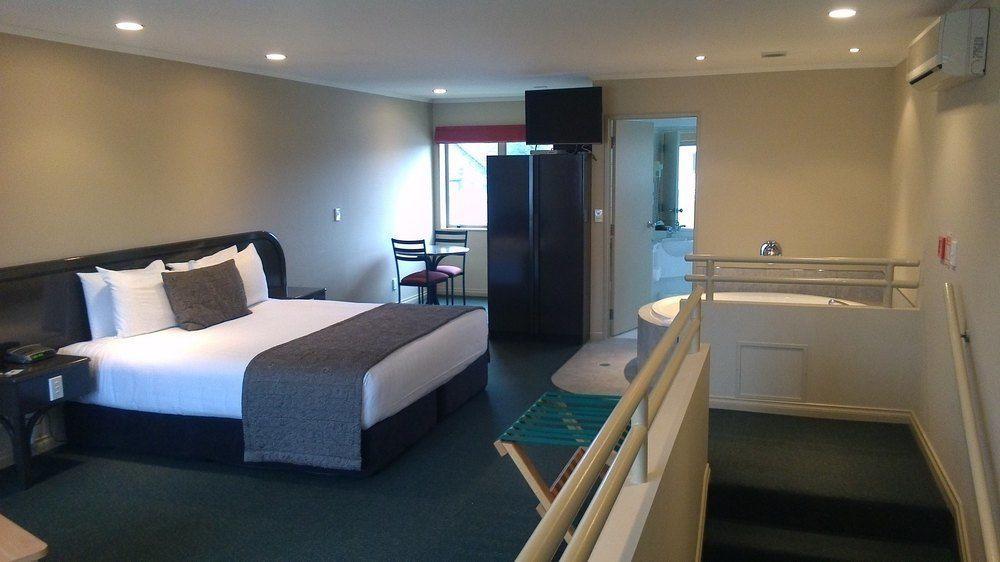 Cornwall Motor Lodge Palmerston North Bagian luar foto